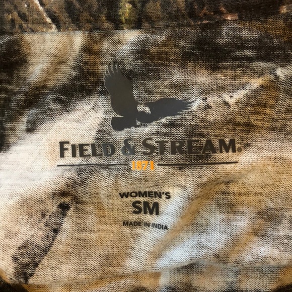 Size Small Women’s Field and Stream Camo T Shirt - Picture 3 of 3